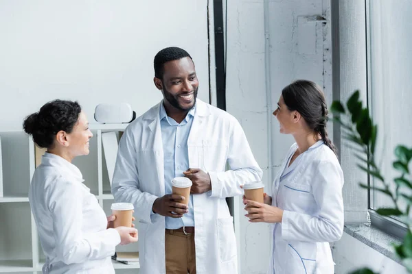 Des Médecins Interracial Joyeux Tenant Des Tasses Papier Parlant Hôpital — Photo