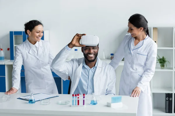 Glada Afrikanska Amerikanska Vetenskapsman Håller Headset Nära Kollegor Laboratorium — Stockfoto