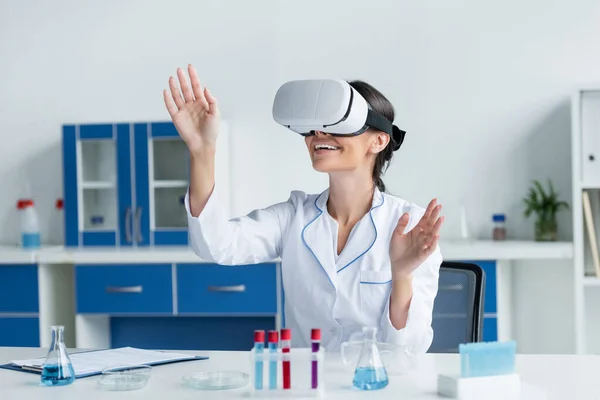 Smiling Scientist Using Virtual Reality Headset Clipboard Test Tubes — Stock Photo, Image