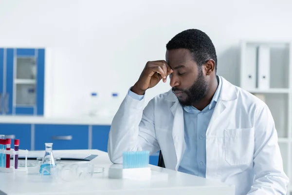 Cientista Afro Americano Exausto Sentado Perto Área Transferência Tubos Ensaio — Fotografia de Stock