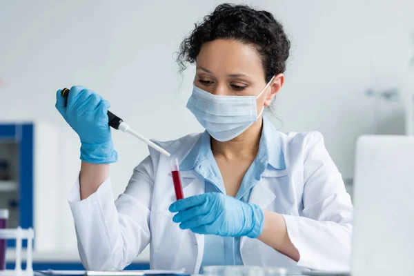 African American Scientist Medical Mask Latex Gloves Holding Electronic Pipette — Foto de Stock