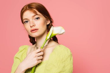 Lily 'li çilli kadın pembe kameraya bakıyor. 