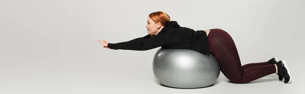 Side View Size Sportswoman Training Fitness Ball Grey Background Banner — Stock Photo, Image
