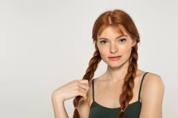 Sportvrouw Met Sproeten Aanraken Haar Geïsoleerd Grijs — Stockfoto