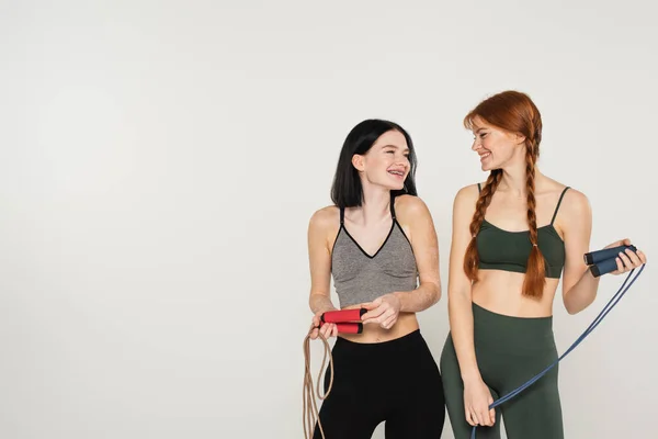 Deportistas Sonrientes Cuerpo Positivo Sosteniendo Cuerdas Salto Aisladas Gris — Foto de Stock