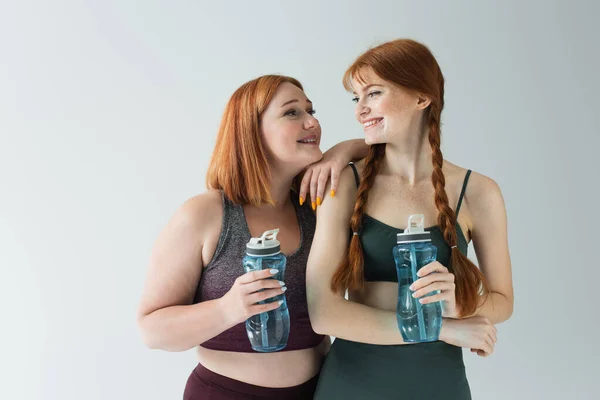 Deportiva Talla Grande Con Botella Deportiva Mirando Sonriente Amigo Pelirrojo — Foto de Stock