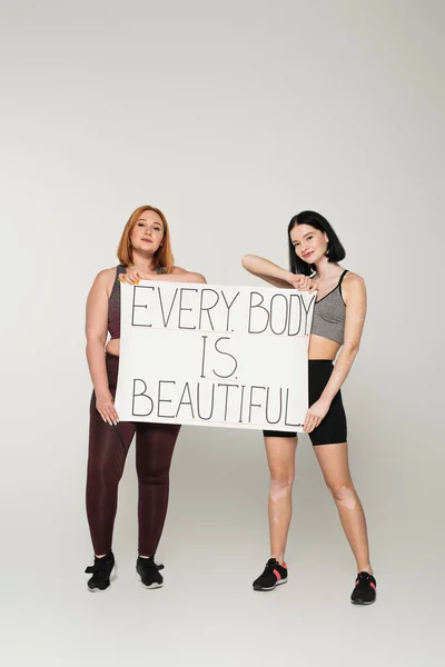 Corpo Positivo Esportistas Segurando Cartaz Com Cada Corpo Letras Bonitas — Fotografia de Stock