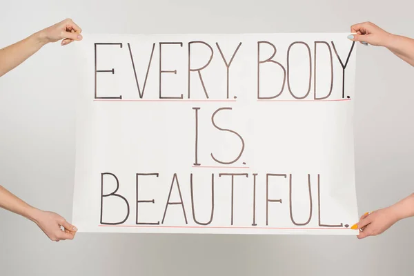 Vista Cortada Mulheres Segurando Cartaz Com Cada Corpo Bela Letras — Fotografia de Stock