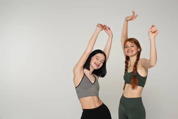 Mooie Lichaam Positieve Sportenvrouwen Dansen Geïsoleerd Grijs — Stockfoto