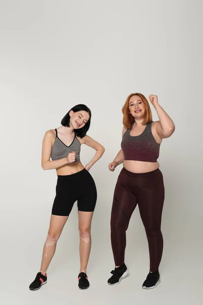 Body Positive Freunde Sportbekleidung Tanzen Auf Grauem Hintergrund — Stockfoto