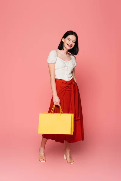 Fröhliche Frau Mit Vitiligo Hält Einkaufstüten Auf Rosa Hintergrund — Stockfoto