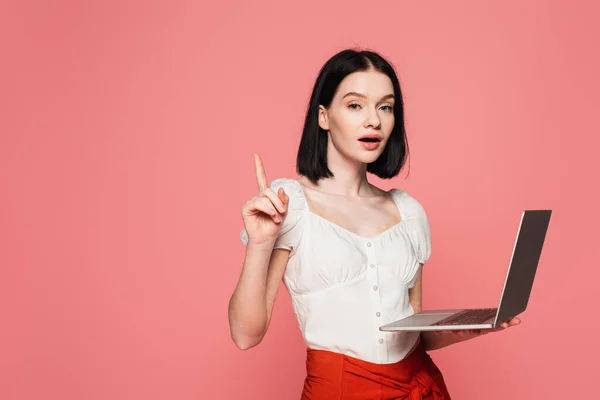 Astonished Woman Vitiligo Holding Laptop Showing Idea Gesture Isolated Pink — Stock Photo, Image