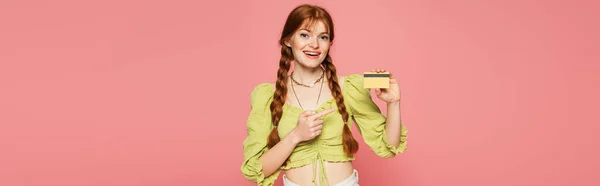 Mulher Sorridente Com Sardas Apontando Para Cartão Crédito Isolado Rosa — Fotografia de Stock
