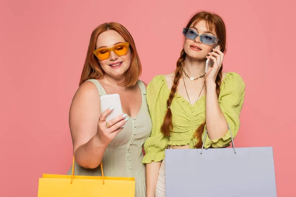 Freckled Woman Sunglasses Talking Smartphone Friend Shopping Bag Isolated Pink — Stock Photo, Image