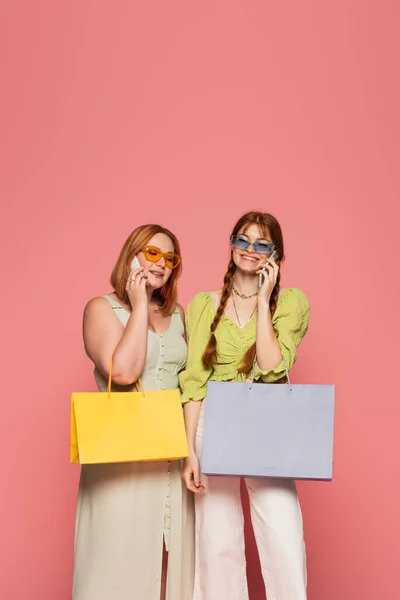 Alegre Mujer Tamaño Grande Hablando Smartphone Cerca Amigo Con Bolsa — Foto de Stock