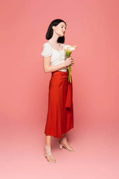 Mulher Elegante Com Vitiligo Segurando Lírios Calla Fundo Rosa — Fotografia de Stock