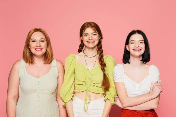 Fröhliche Körperlich Positive Frauen Blicken Die Kamera Auf Rosa Hintergrund — Stockfoto