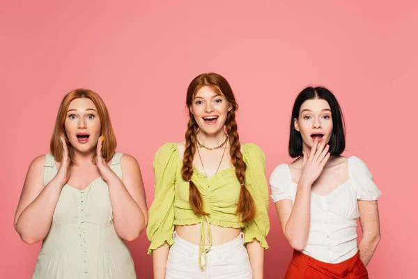 Emocionado Cuerpo Mujeres Positivas Mirando Cámara Aislada Rosa — Foto de Stock