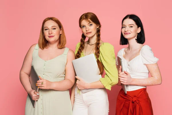 Stylish Body Positive Friends Holding Laptops Isolated Pink — Stock Photo, Image