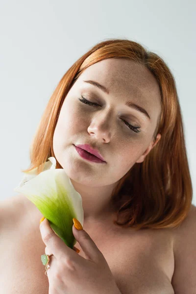 Além Mulher Tamanho Com Ombros Nus Olhos Fechados Segurando Flor — Fotografia de Stock