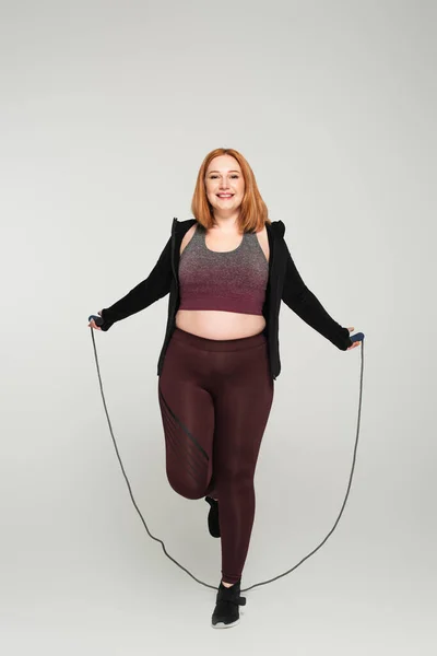 Corpo Alegre Mulher Positiva Segurando Pulando Corda Fundo Cinza — Fotografia de Stock