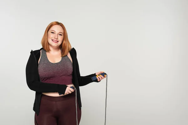 Corpo Positivo Esportista Segurando Corda Salto Sorrindo Para Câmera Isolada — Fotografia de Stock