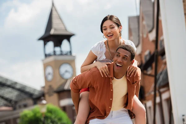 Pareja Multiétnica Emocionada Divertirse Calle Urbana — Foto de Stock