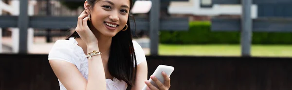 Mooie Aziatische Vrouw Met Mobiele Telefoon Aanraken Van Haar Buiten — Stockfoto