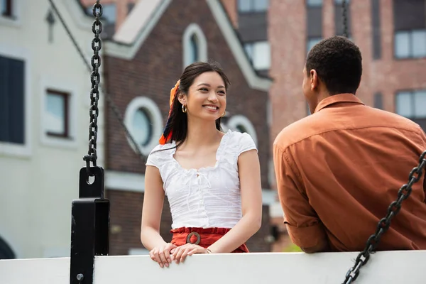 Hübsche Asiatische Frau Lächelt Afrikanisch Amerikanischen Freund Auf Stadtbrücke — Stockfoto