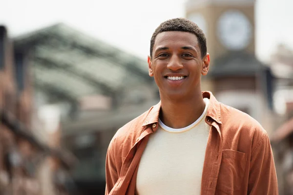 Happy African American Man Looking Camera Outdoors — Stock Photo, Image