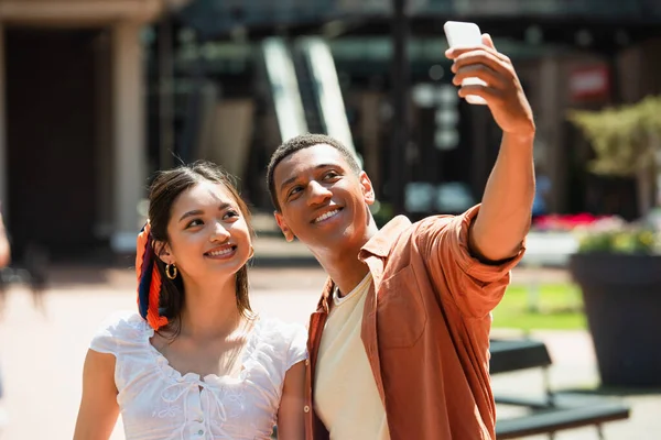Feliz Pareja Interracial Tomando Selfie Smartphone Calle Urbana — Foto de Stock