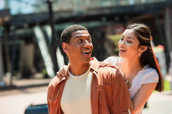 Pasangan Multietnis Yang Bahagia Tersenyum Satu Sama Lain Ketika Berjalan — Stok Foto