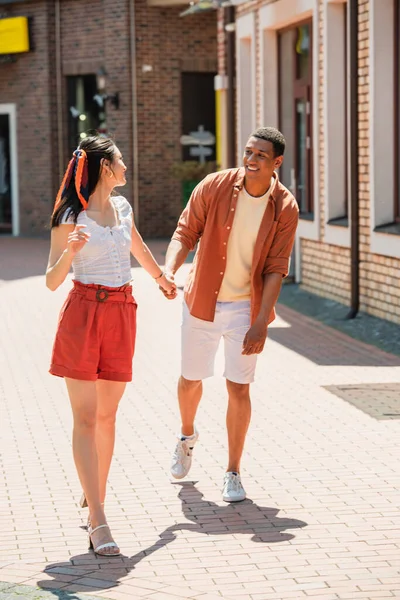 Eccitato Africano Americano Uomo Tenendosi Mano Con Asiatico Donna Urbano — Foto Stock