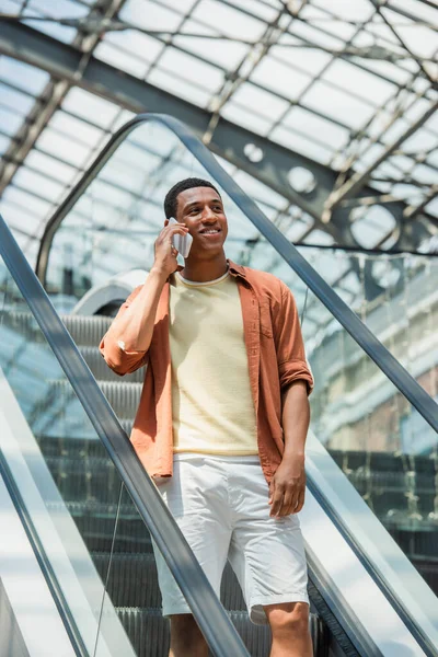 Alegre Afroamericano Hombre Hablando Teléfono Móvil Escaleras Mecánicas —  Fotos de Stock