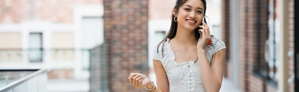 Feliz Asiático Mujer Llamando Teléfono Móvil Aire Libre Bandera — Foto de Stock