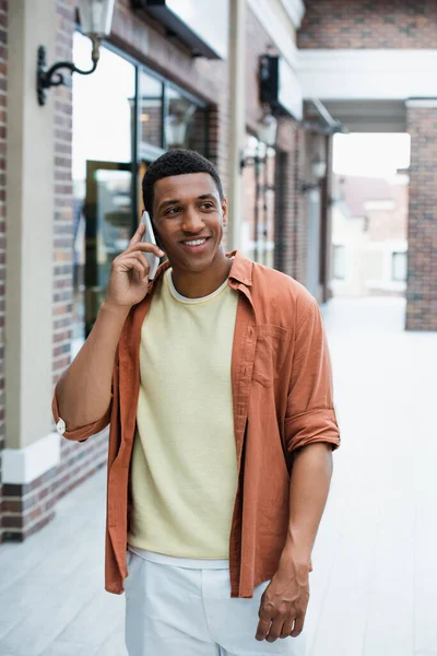 Jovem Afro Americano Homem Sorrindo Enquanto Fala Celular Rua — Fotografia de Stock