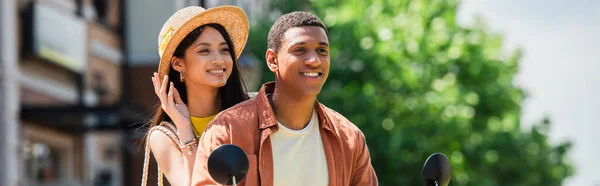 Feliz Interracial Pareja Caballo Scooter Aire Libre Bandera — Foto de Stock