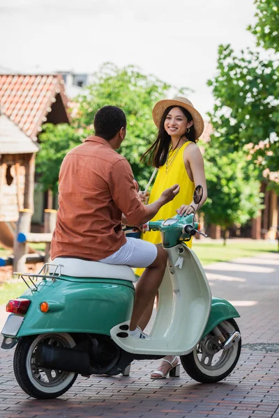 Indietro Vista Africano Americano Uomo Scooter Gesturing Mentre Parlando Con — Foto Stock