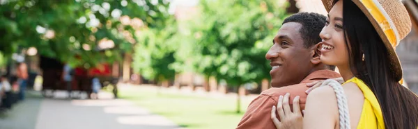 Feliz Asiático Mujer Sonriendo Cerca Africano Americano Hombre Aire Libre — Foto de Stock