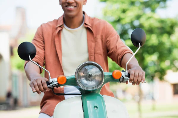 Vista Parcial Del Hombre Afroamericano Sonriente Montando Scooter Aire Libre — Foto de Stock