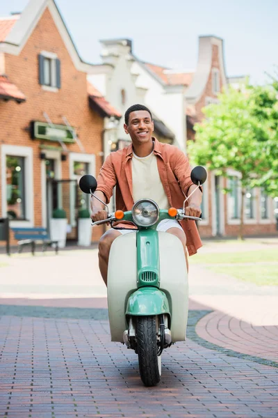 Cheerful African American Man Looking Away While Riding Scooter Street — Stock Photo, Image