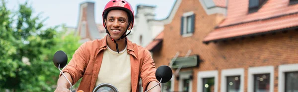 Sonriente Hombre Afroamericano Hardhat Mirando Hacia Otro Lado Mientras Monta — Foto de Stock