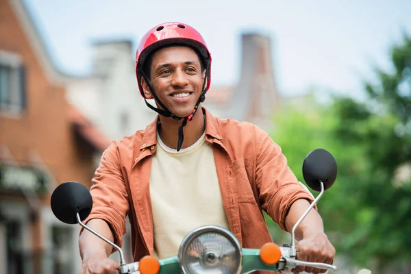 Feliz Homem Americano Africano Hardhat Gostando Andar Scooter Livre — Fotografia de Stock