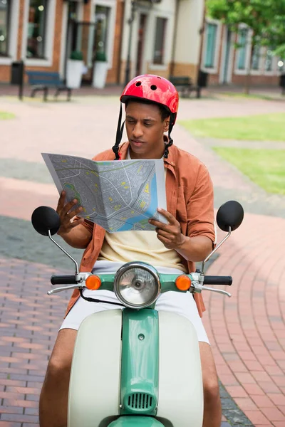 African American Man Scooter Looking City Map — Stock Photo, Image