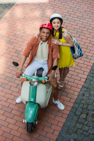 Vista Alto Angolo Elegante Donna Asiatica Uomo Africano Americano Scooter — Foto Stock