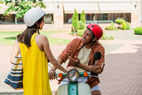 Glimlachen Afrikaans Amerikaanse Man Scooter Praten Met Stijlvolle Aziatische Vrouw — Stockfoto