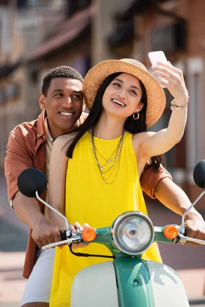 Alegre Asiático Mujer Tomando Selfie Con Africano Americano Novio Scooter — Foto de Stock