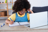 Afrikai amerikai gyerek nézi laptop alatt magániskola 