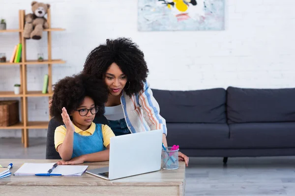 Criança Afro Americana Levantando Mão Perto Laptop Mãe Casa — Fotografia de Stock