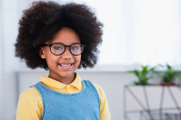 Garoto Negro Fecha Retrato De Sorriso Alegre Em Uma Camisa Azul Com  Suspensórios Brincadeira Afro-americana Nas Crianças Imagem de Stock -  Imagem de preto, afro: 152146495